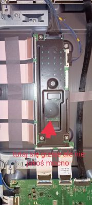 Wnętrze urządzenia elektronicznego z zaznaczonym miejscem.