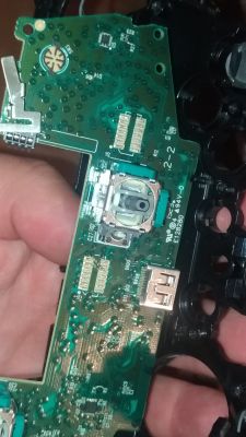 PAD Xbox-ONE - Urwanie się kostek/styków z układu.