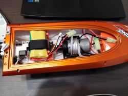 Innenraum eines ferngesteuerten Bootes Ferngesteuertes Boot mit sichtbarem Innenraum und elektronischen Komponenten.