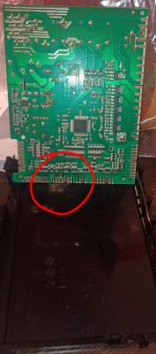Moduł sterujący zmywarki Beko z wypaloną częścią ścieżek zaznaczoną na czerwono.