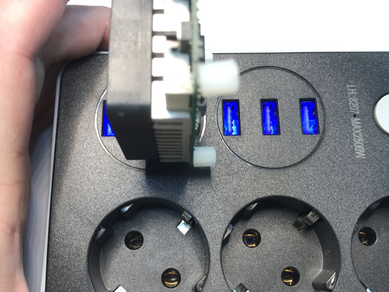 The Lucky Hawk 8204 USB power supply splitter, again about (in)product safety
