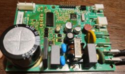 Płytka PCB sprężarki z widocznymi komponentami elektronicznymi na blacie stołu