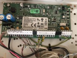 Awaria klawiatury w systemie alarmowym Satel PC1616 - odłączone kabelki