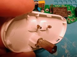 Interior of Aqia F3202-US Smart Wi-Fi Socket View of the internal part of the casing and components of the smart Wi-Fi socket.