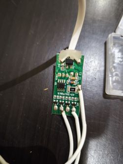 Płytka sterownika LX-01 lampek LED z widocznymi przewodami i elementami elektronicznymi