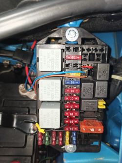 Skrzynka bezpieczników i przekaźników w samochodzie Daewoo Matiz.