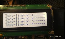 Wyświetlacz LCD pokazujący cztery linie tekstu z numeracją.