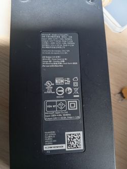 Etykieta zasilacza Microsoft z danymi wejścia i wyjścia, model A13-203N1A