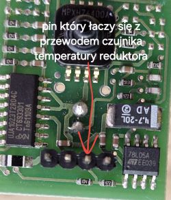 Zbliżenie na płytkę elektroniczną z oznaczeniem pinu do czujnika temperatury.
