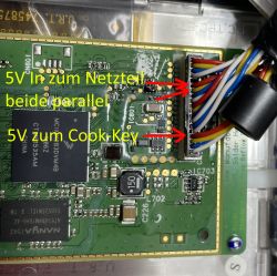 Zbliżenie płytki PCB złącza przewodów; żółty napis wskazuje linie 5V do zasilacza i Cook-Key