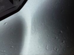 Jak poradzić sobie z małymi punktami rdzy na karoserii samochodu?