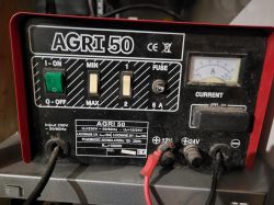 Agri 50 - Czy można regulować prąd ładowania prostownika Agri50?