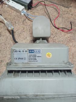 Regulacja natężenia światła w naświetlaczu LED 230V/50W - jak zmniejszyć moc oświetlenia?