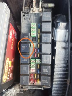 Chrysler Voyager '99: przegrzewający się przekaźnik cig & accy relay
