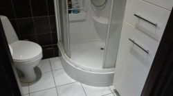 Podłączenie pralki w łazience: podwójny zawór, ukrycie przyłącza, zasilanie i odpływ