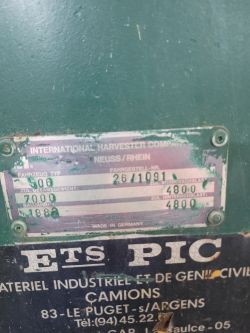 Tabliczka znamionowa ładowarki International Harvester Company z danymi technicznymi, w tym typem pojazdu, rokiem produkcji i numerem seryjnym.