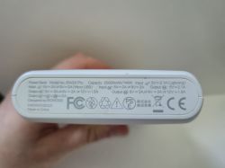 Zbliżenie na dolną część powerbanka ROMOSS SW20 Pro z danymi technicznymi i oznaczeniami.