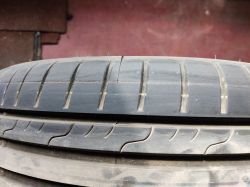 Opona Dunlop SP Sport Bluresponse z pęknięciami wzdłuż fabrycznych kolorowych pasków.