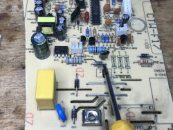 Wnętrze płyty indukcyjnej SilverCrest SDI 3500 B3, wykorzystanie części ze środka do DIY