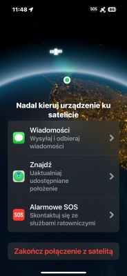 Ekran iPhone'a z komunikatami dotyczącymi połączenia satelitarnego i SOS