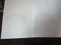 Wydruki z okrągłymi diagramami na papierze, po lewej z atramentu, po prawej z lasera.