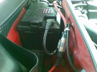 Przewody dodatkowe audio pod kanapą Audi