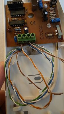 Please help to wire Farfisa PT510W Intercom Station with 4 twisted pair cores