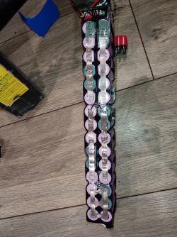 Jakie napięcie powinno być pomiędzy pinami? Problem z baterią AFTGGP.