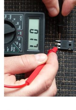 Bieżnia wyzwala bezpiecznik przy uruchomieniu.