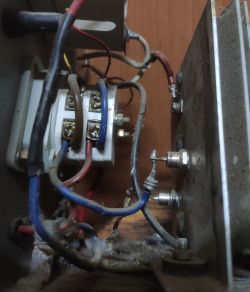 Widok wewnętrzny komponentu elektronicznego z kablami i połączeniami diod prostowniczych.