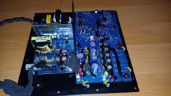 Płyta obwodów elektronicznych z różnymi komponentami.
