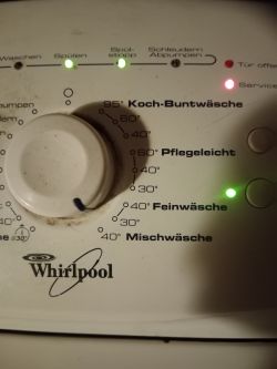 Panel sterowania pralki Whirlpool z pokrętłem programów i świecącą czerwoną kontrolką „Service”