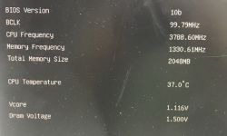 Ekran informacji BIOS z parametrami komputera.