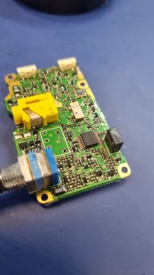 Zbliżenie na płytkę PCB z naprawionym filtrem w radiu Yaesu VX-6R