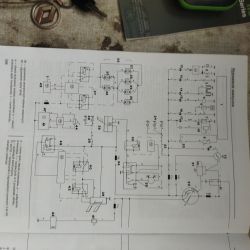 Schemat elektryczny samochodu na otwartej książce serwisowej.