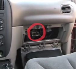 Grand Voyager 2001 - Gdzie znajduje się rezystor dmuchawy w Grand Voyager