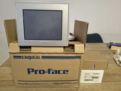 Panel operatorski Pro-face LT3300-T1-D24-C na pudełku z oryginalnym opakowaniem i etykietą