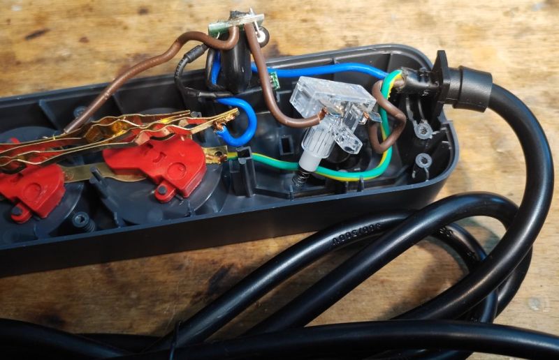 Inside the surge protector strip and USB power supply test - SFS133 Defender Surge Protector