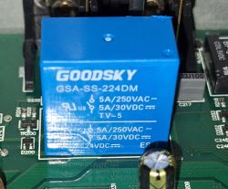 Niebieski przekaźnik GOODSKY GSA-SS-224DM na płytce wzmacniacza Arcam FMJ A19.