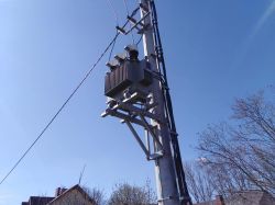 Słupowa stacja transformatorowa - mocowanie trafo
