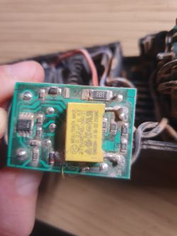 Płytka drukowana kontrolera obrotów szlifierki Parkside PWS 125 G6 z brakującym rezystorem R5.