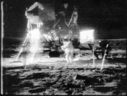 Astronauta obok lądownika księżycowego w czarno-białym zdjęciu z misji Apollo 11