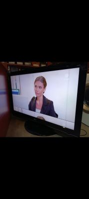 Telewizor LG z obrazem TV; dolny pas ekranu powiela górną część obrazu, widoczna linia podziału