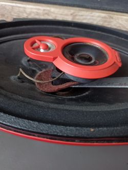 Naprawa głośnika Mac audio red attack 69.3 - odklejony welur