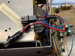 Zbliżenie na przewody i elementy w brudnym wnętrzu urządzenia elektronicznego UNITRA