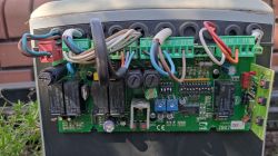 Płytka sterująca CAME ZBX7 z podłączonymi przewodami i komponentami elektrycznymi