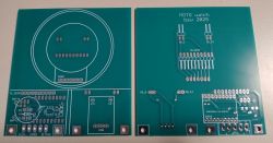 Dwie zielone płytki PCB z nadrukiem i polami lutowniczymi do modułu „MOTO watch”