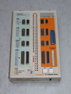 Tester kabli PC Cable-Check 1570 z wieloma złączami D‑Sub i portem Centronics na szarym tle