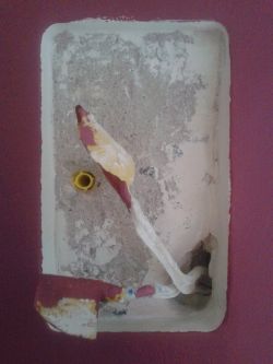 Podwójne gniazdko natynkowe i za krótki przewód fazowy Podwójne gniazdko natynkowe i za krótki przewód fazowy
