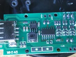 Zbliżenie na płytkę drukowaną z komponentami elektronicznymi w lampce kempingowej.